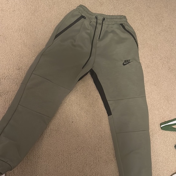 Nike jogger. I think these are Nike tech not 100 % - Picture 2 of 4